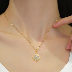 Pendant Necklace Lucky Charm Clover Leaf Gold