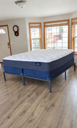 Very Nice King Serta Perfect Sleeper 12.5" Mattress, Boxsprings and Metal Bed Frame