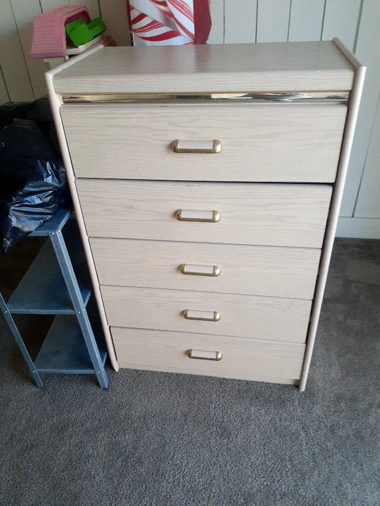 Free Dresser  Pick Up From Drive Way