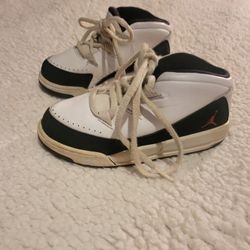 KIDS/ TODDLER JORDAN AIR DELUXE TENNIS SHOES WHITE AND BLACK SIZE 10C 