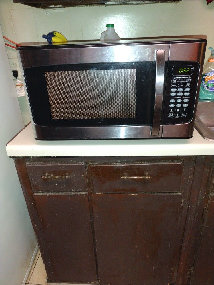 I HAVE A NICE BIG MEDUIM HAMILTON BEACH MICROWAVE