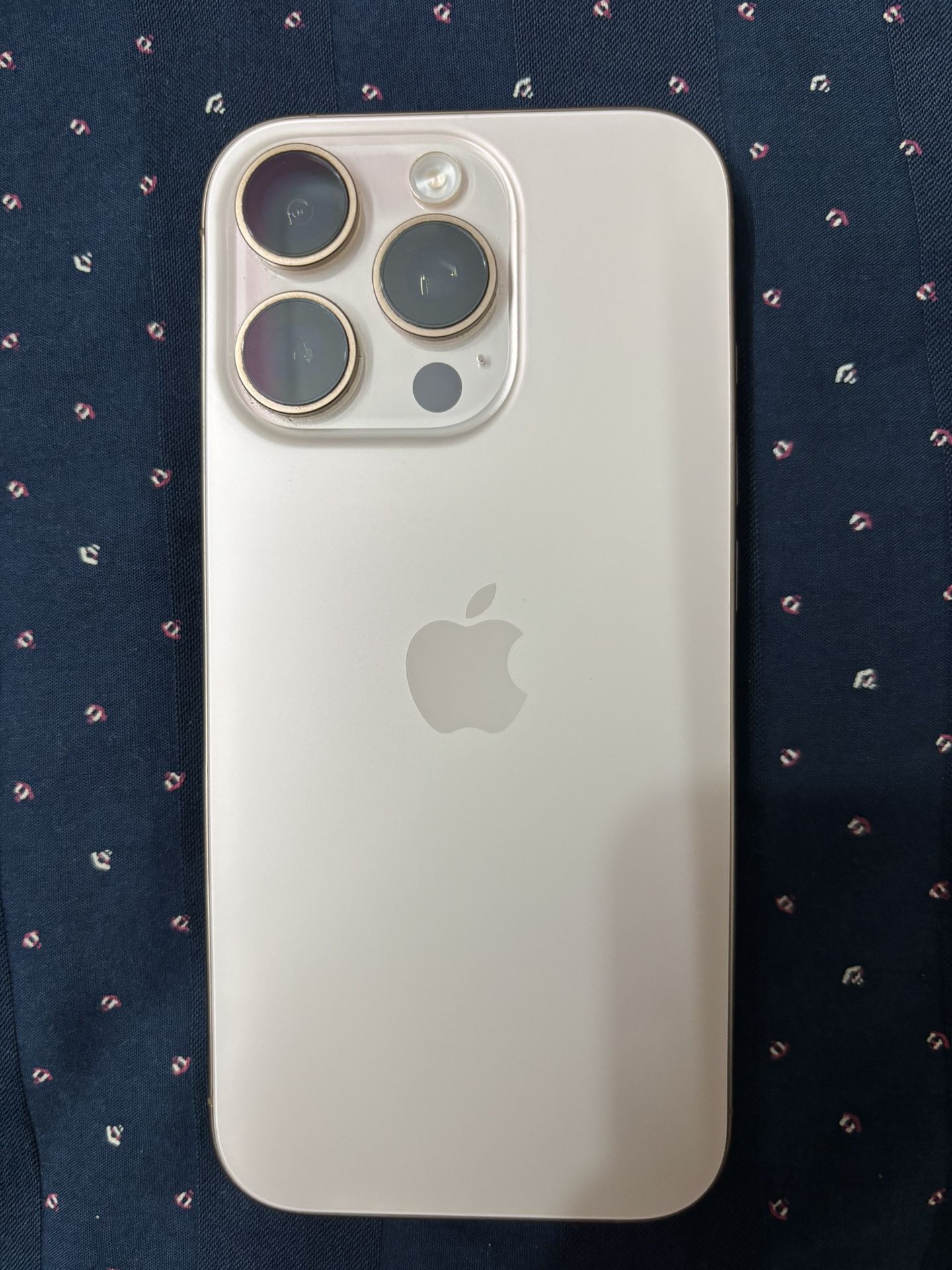 Iphone 16 pro 128gb desert Titanium ( Cracked screen) 