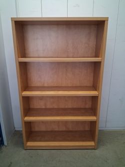 Solid bookshelf in good conditions with adjustable shelves