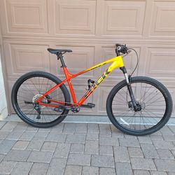TREK MARLIN 7 MOUNTAIN BIKE 29 ER 1 X 10 SPEED ROCKSHOX LOCKOUT FRONT SUSPENSION ( CHECK MY OTHER BIKES)