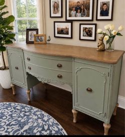 š Lovely Oversized Grand Buffet!