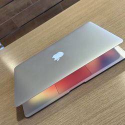 Apple MacBook Air 13” i5/4GB/256GB SSD $180 