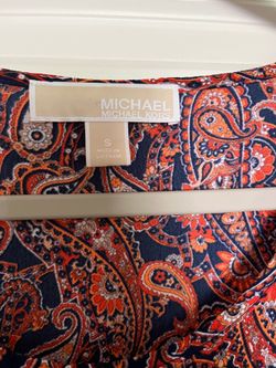It’s very cute blouse for women’s the size is small the color multicolor made by Michael Kors