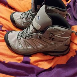 Salomon Boots Size 6.5