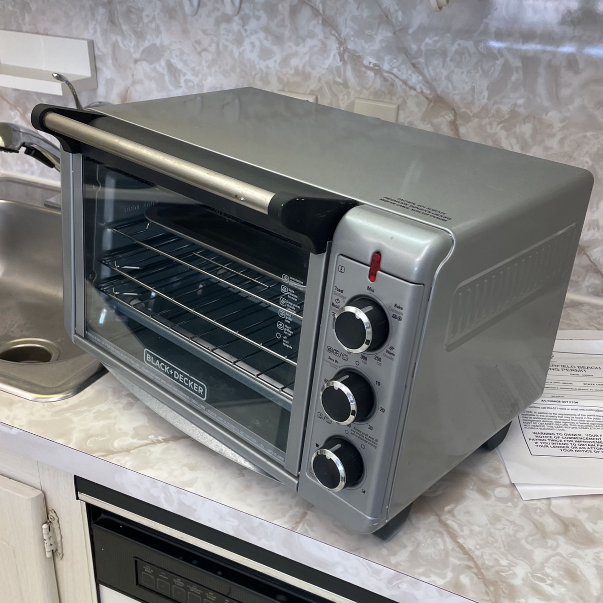 Black and decker. Toaster oven with timer. Bake broil works excellent