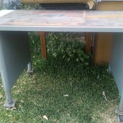 Metal table with locking coaster Wheels