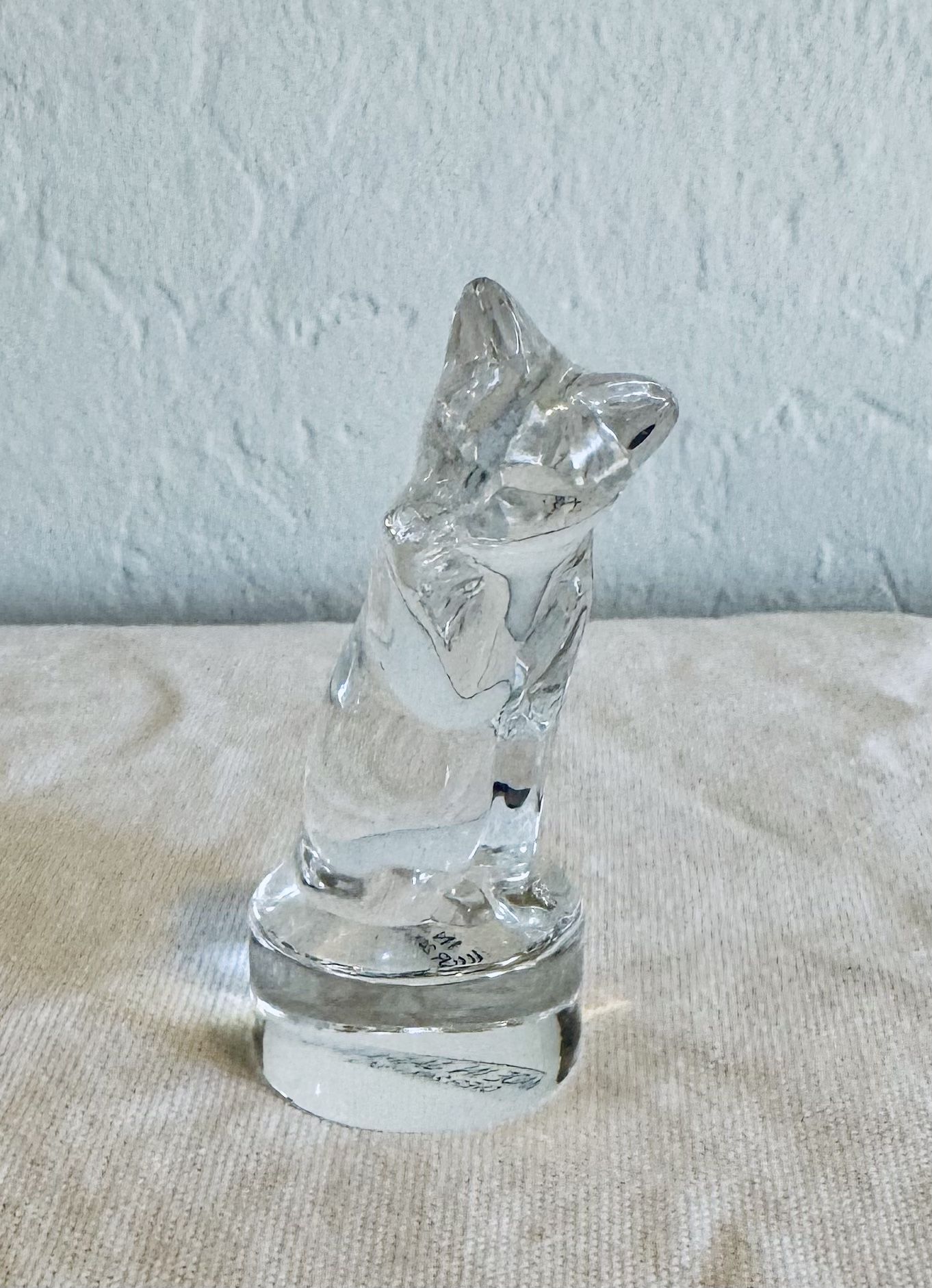 Hoya crystal cat figurine