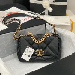 𝐂𝐡𝐚𝐧𝐞𝐥 diamond-patterned chain shoulder bag with a single-handle pillow pouch
