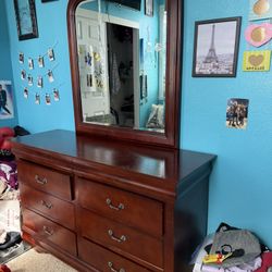 Dresser With Mirror 