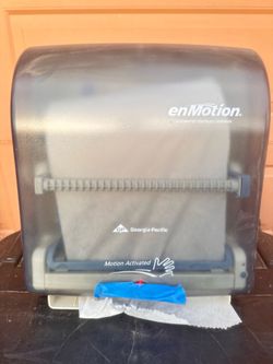 Paper towel dispenser, motion activated