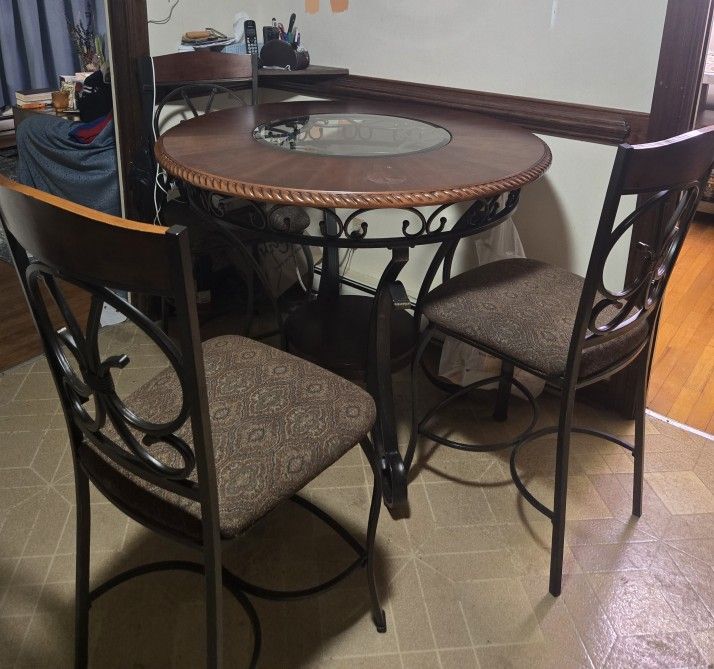 BEAUTIFUL KITCHEN/PATIO SET