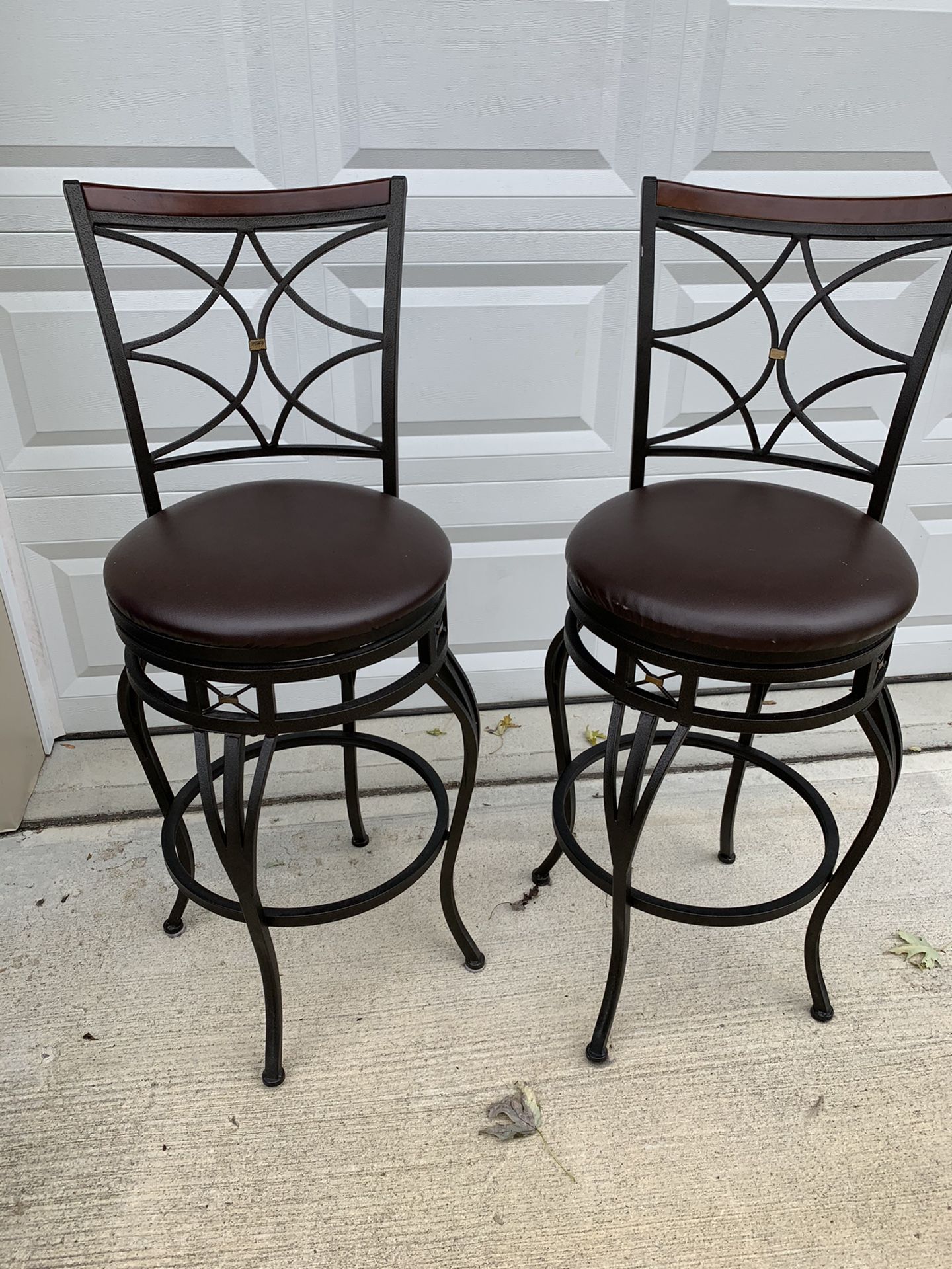 LIKE NEW!! LOW PRICE. Bar Stools 29” tall (from floor to seat) $30 for two