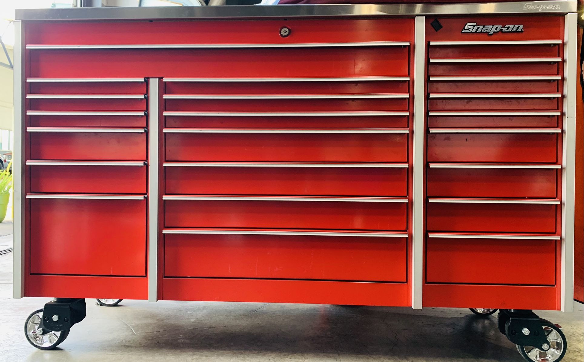 LIKE NEW TOOLBOX FOR PROFESSIONALS