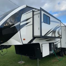 5th Wheel Camper Hartland Sundance