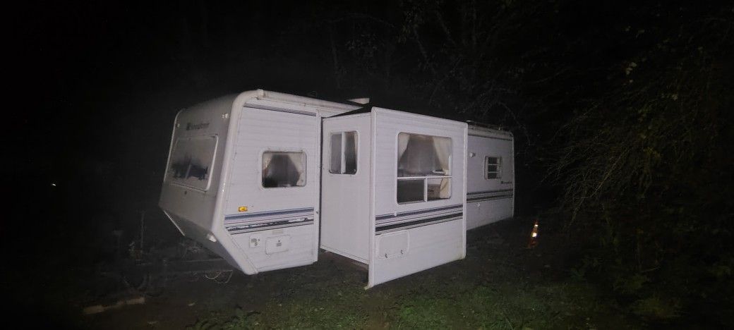 1999 Sunny Brook 26' Travel Trailer w/Pop-Out - Excellent Condition