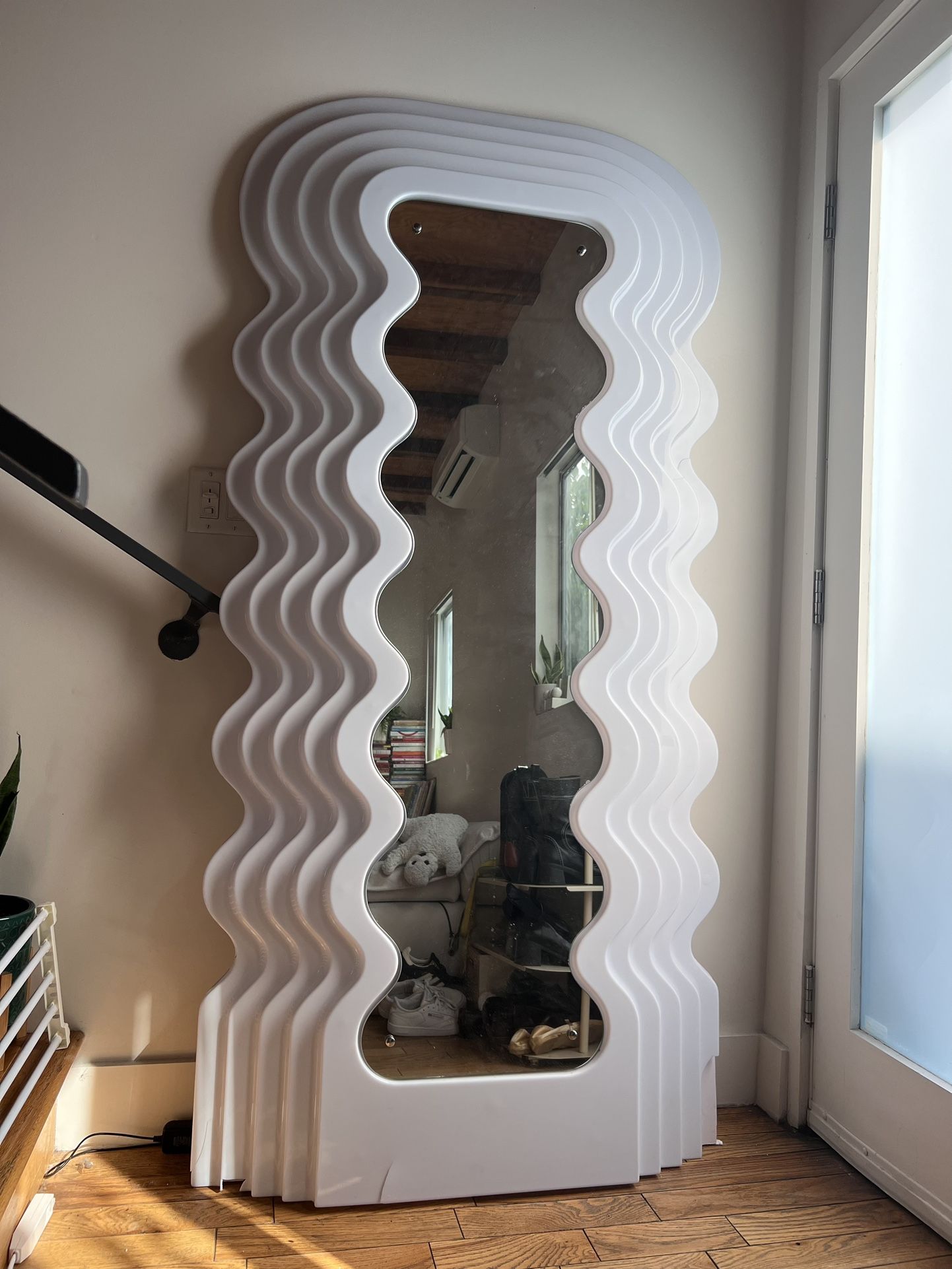 Wavy LED mirror