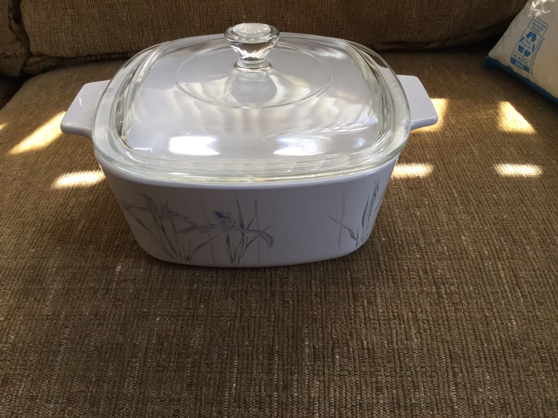 CorningWare 7” Shadow Iris print..with lid