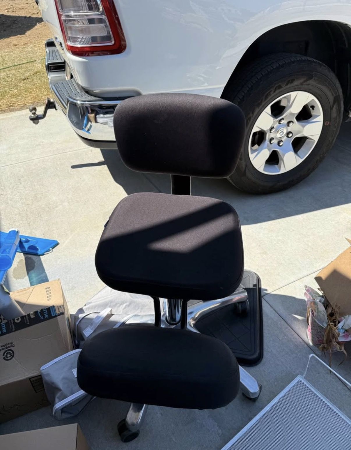 Black ergonomic kneeling office chair