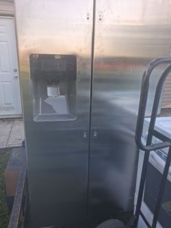 Samsung Refrigerator works great new with some dents