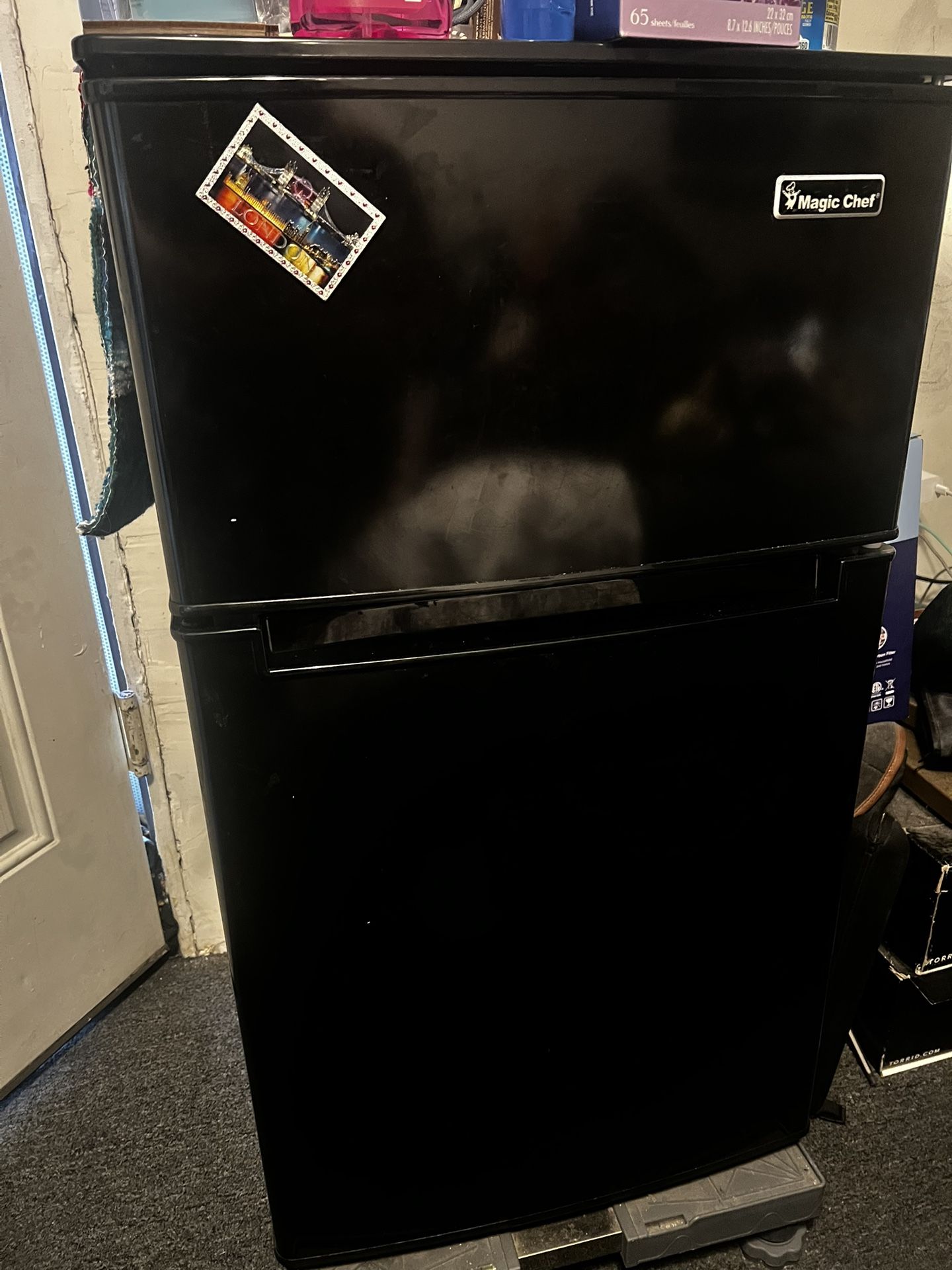 3.1 Cu Ft Mini Fridge In Black magic chef USED W/universal Base Stand
