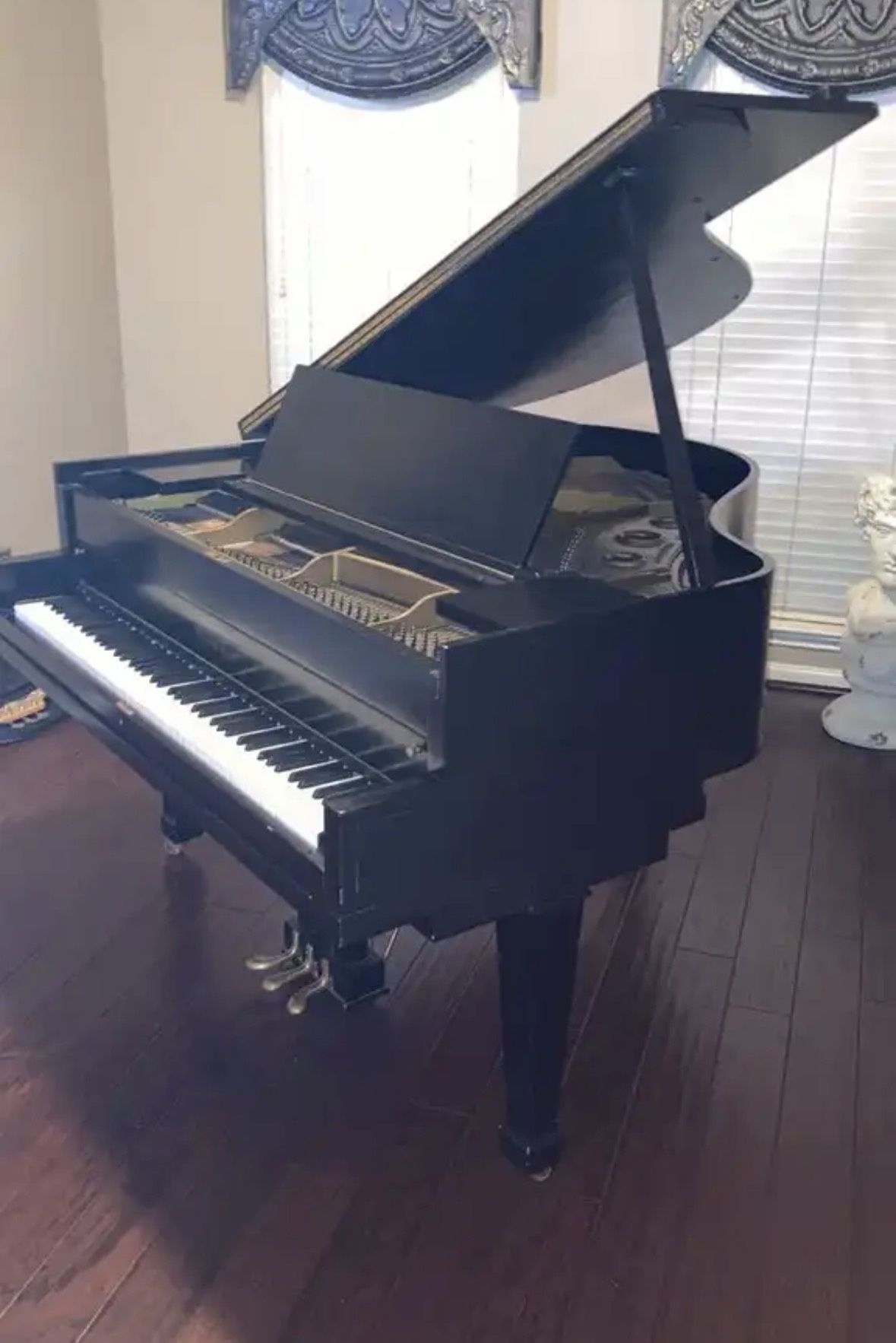 Baby grand Piano 