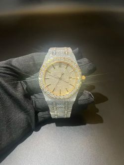 Diamond watch dose have more then one color shiny and perfect if u wanna look good