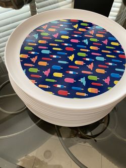 6 heavy duty plastic plates brand new from bed and bath