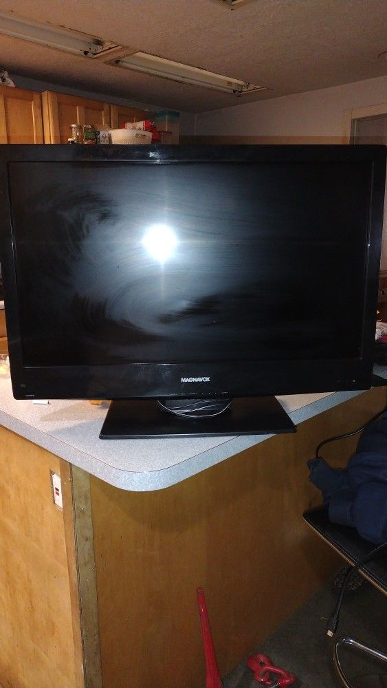 Magnavox 32" Led HDMI With Built In DVD Player