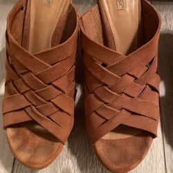 UGG PLATFORM WEDGES SANDALS- TAN only 
