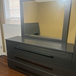 Dresser With Mirror 