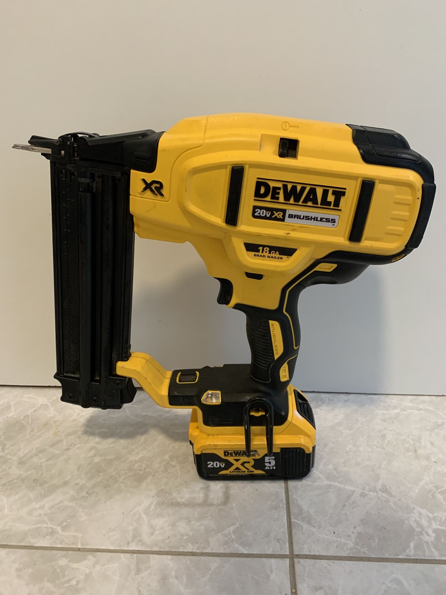 DEWALT Dcn680 20V MAX XR Lithium-Ion Electric Cordless 18-Gauge Brad Nailer