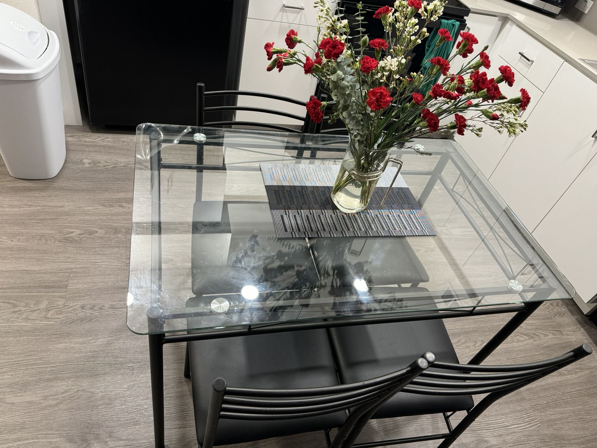 Dinning Table Good Condition With 04 Chairs