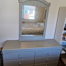 Modern 6-Drawer Dresser with Removable Mirror