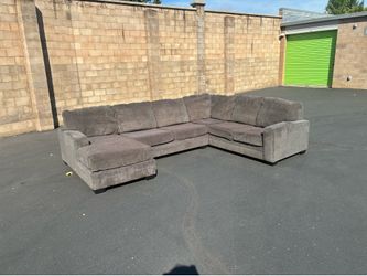 🛋️ Ashley Furniture Gray Sectional w/ Chaise 🛋️