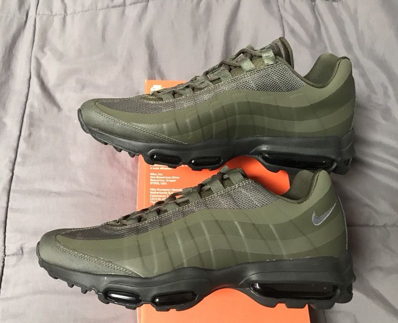 Nike air max 95 Ultra essential Military Green mens size 9 running shoes NEW DS Sample!