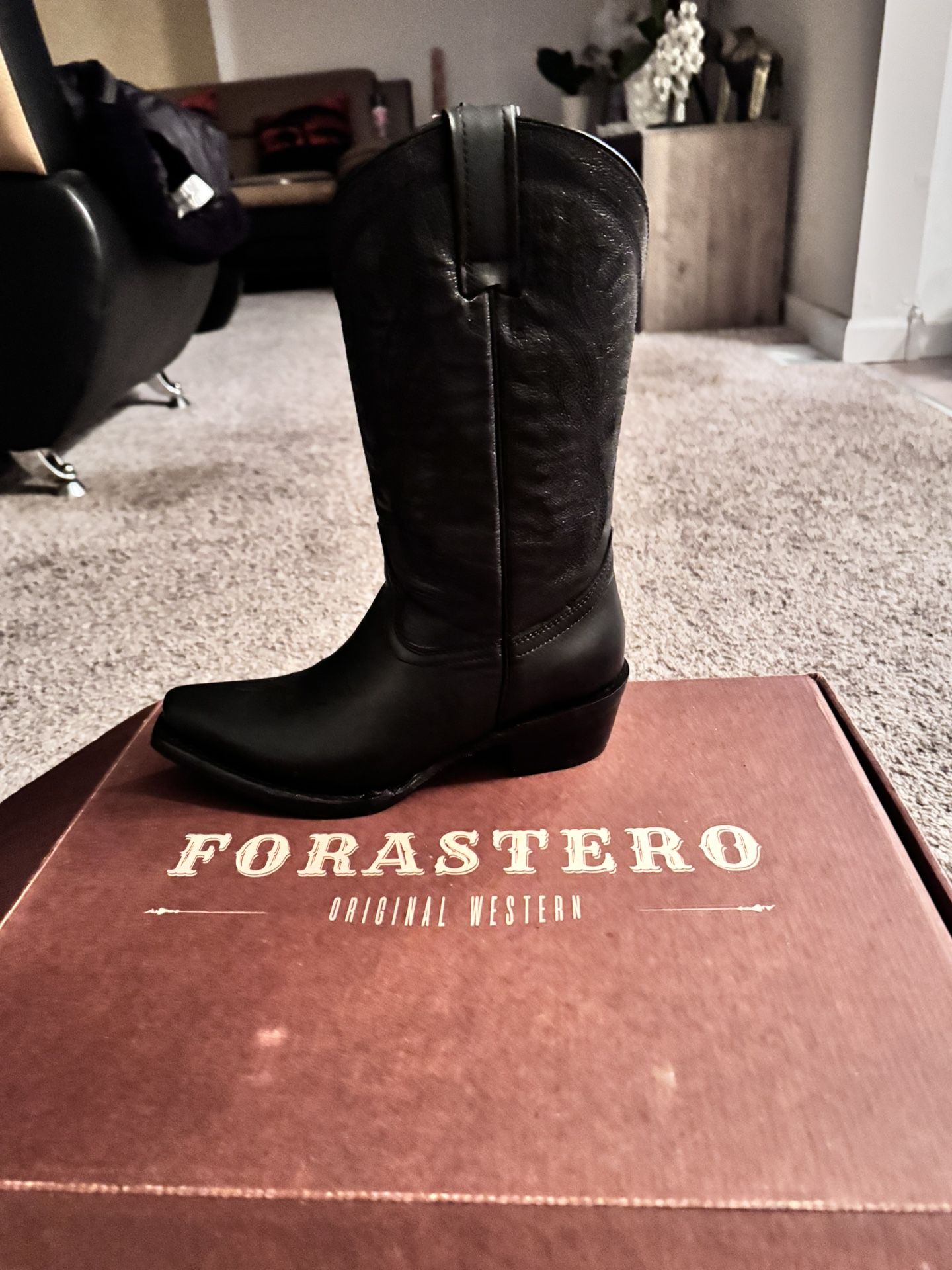 New Woman’s Cowgirl Boots Size 8