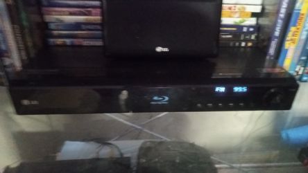 LG Blu Ray Am/FM Tuner With Center Surrounds And Sub Woofer