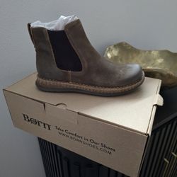 Born Men's Brody Chelsea Boot 8.5 Brand New