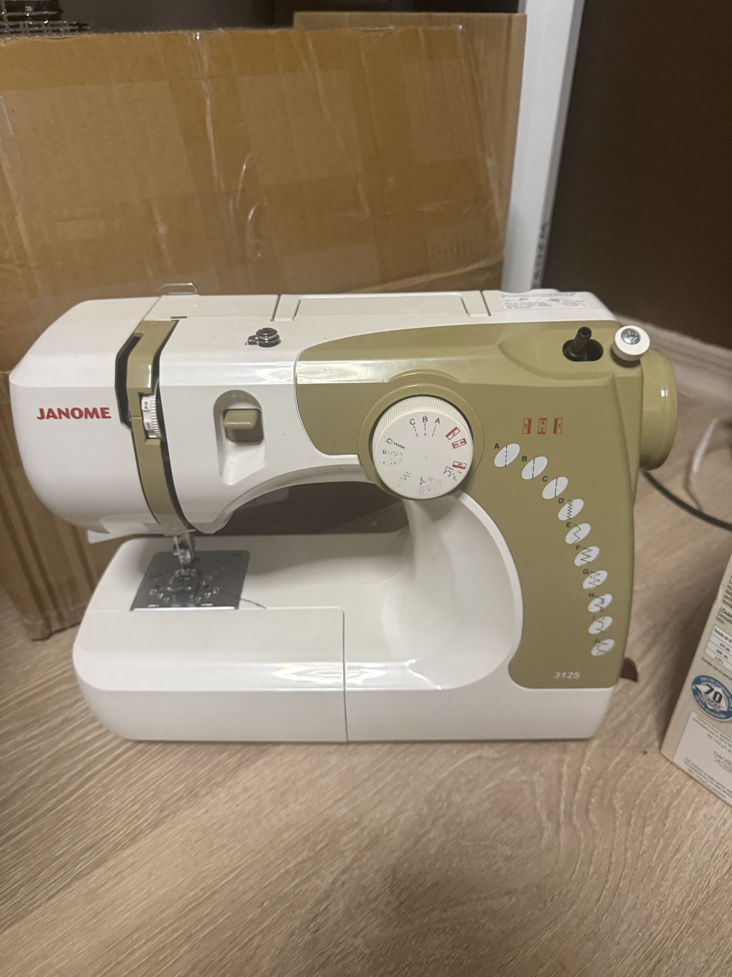 JANOME 3125 FS LIGHTWEIGHT SEWING W/supplies