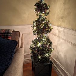 BEAUTIFUL LIGHTED IVY TOPIARY IN EXCELLENT CONDITION FROM A CLEAN TIDY HOME