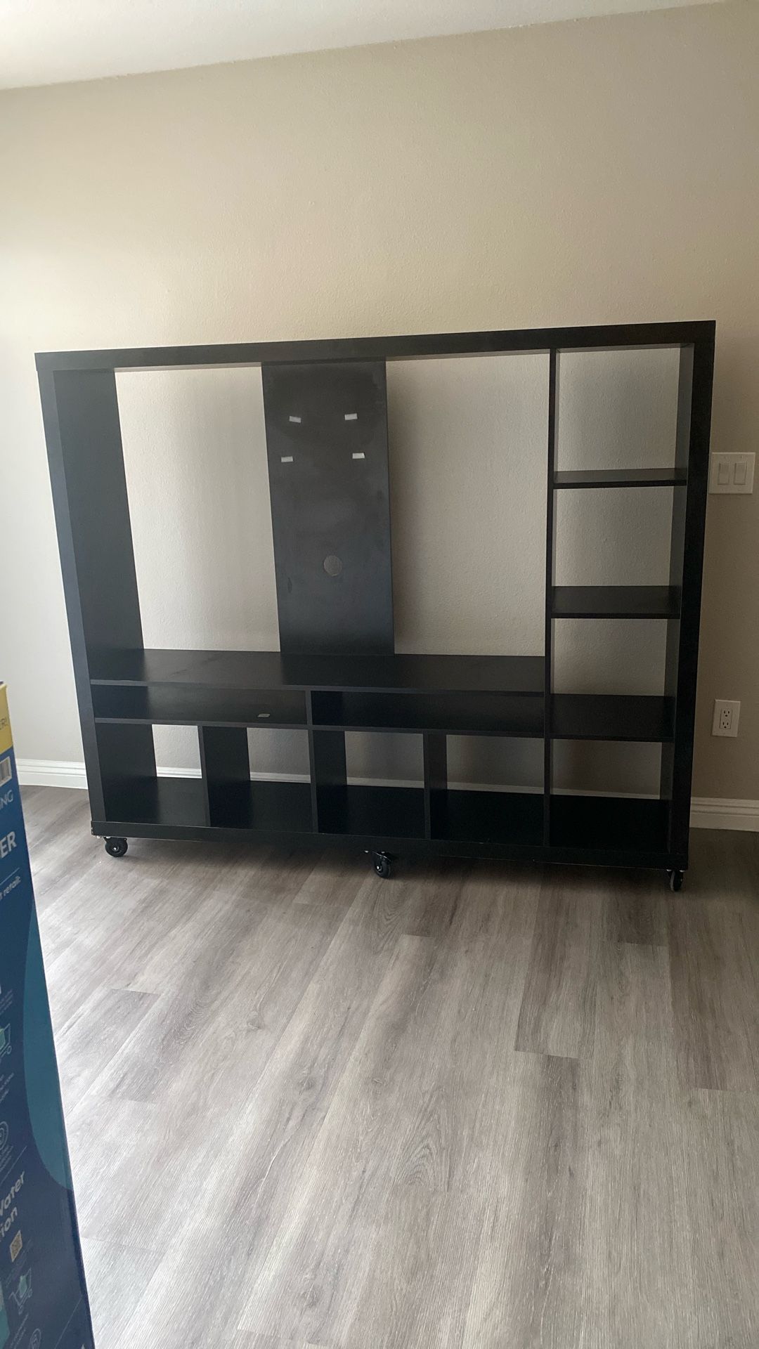 Tv Stand Up To At 60in Tv Does NOT fit a 65in Tv.