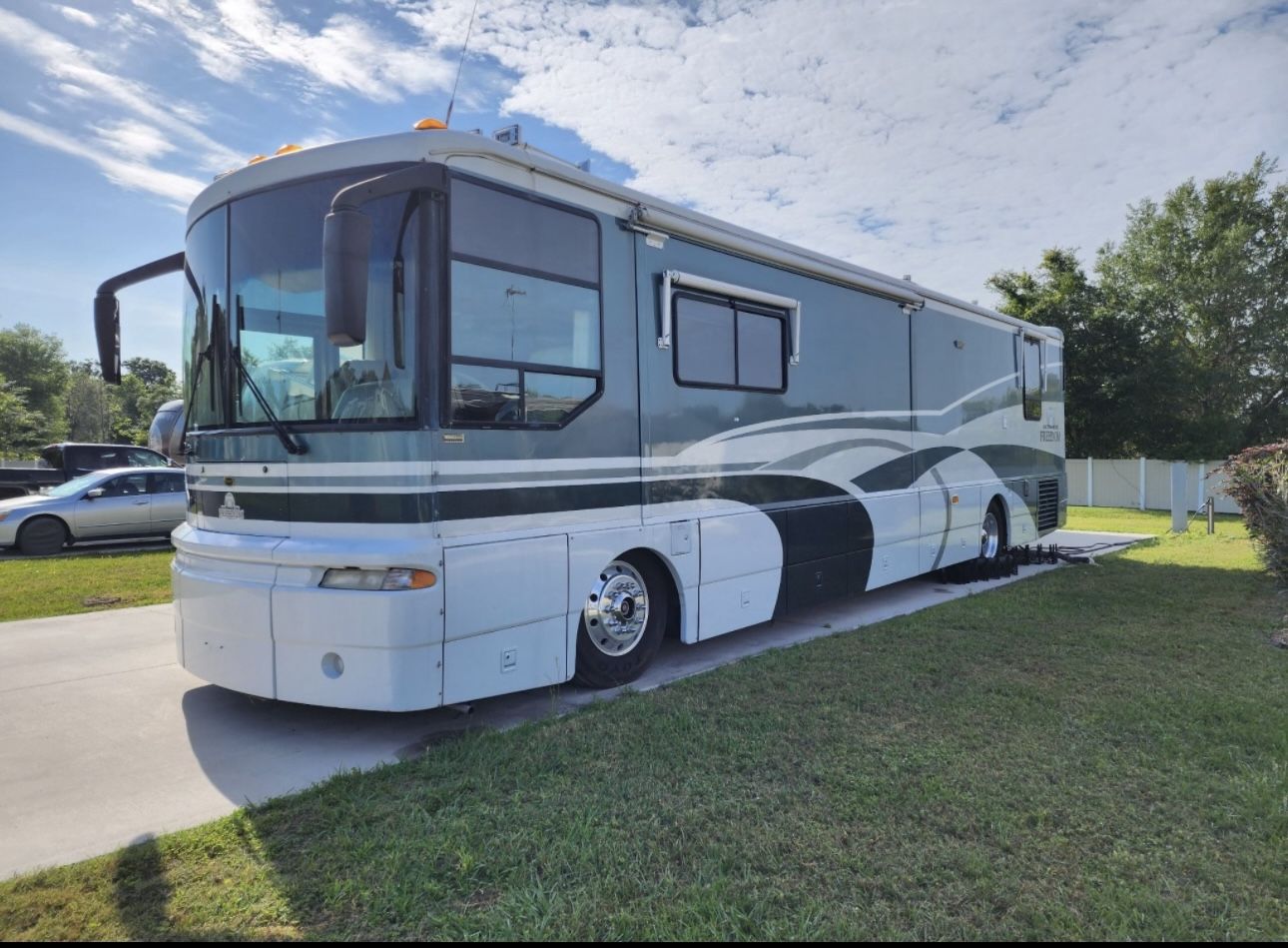2000 Winnebago Ultimate Freedom