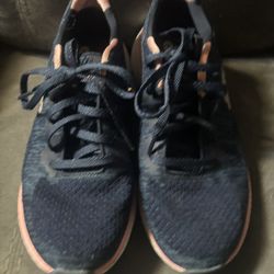 Sketchers Tennis Shoes