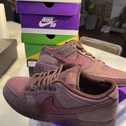 Nike SB Dunk Low” City Of Love Burgundy Crush” Size 11