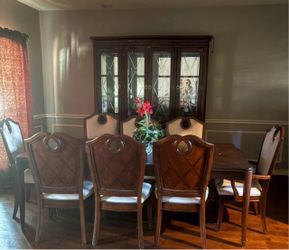 Dinning set with hutch
