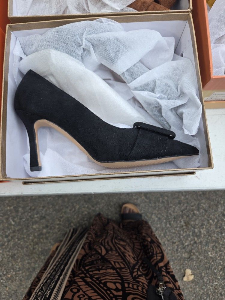 Divanne Black Heels Size 6